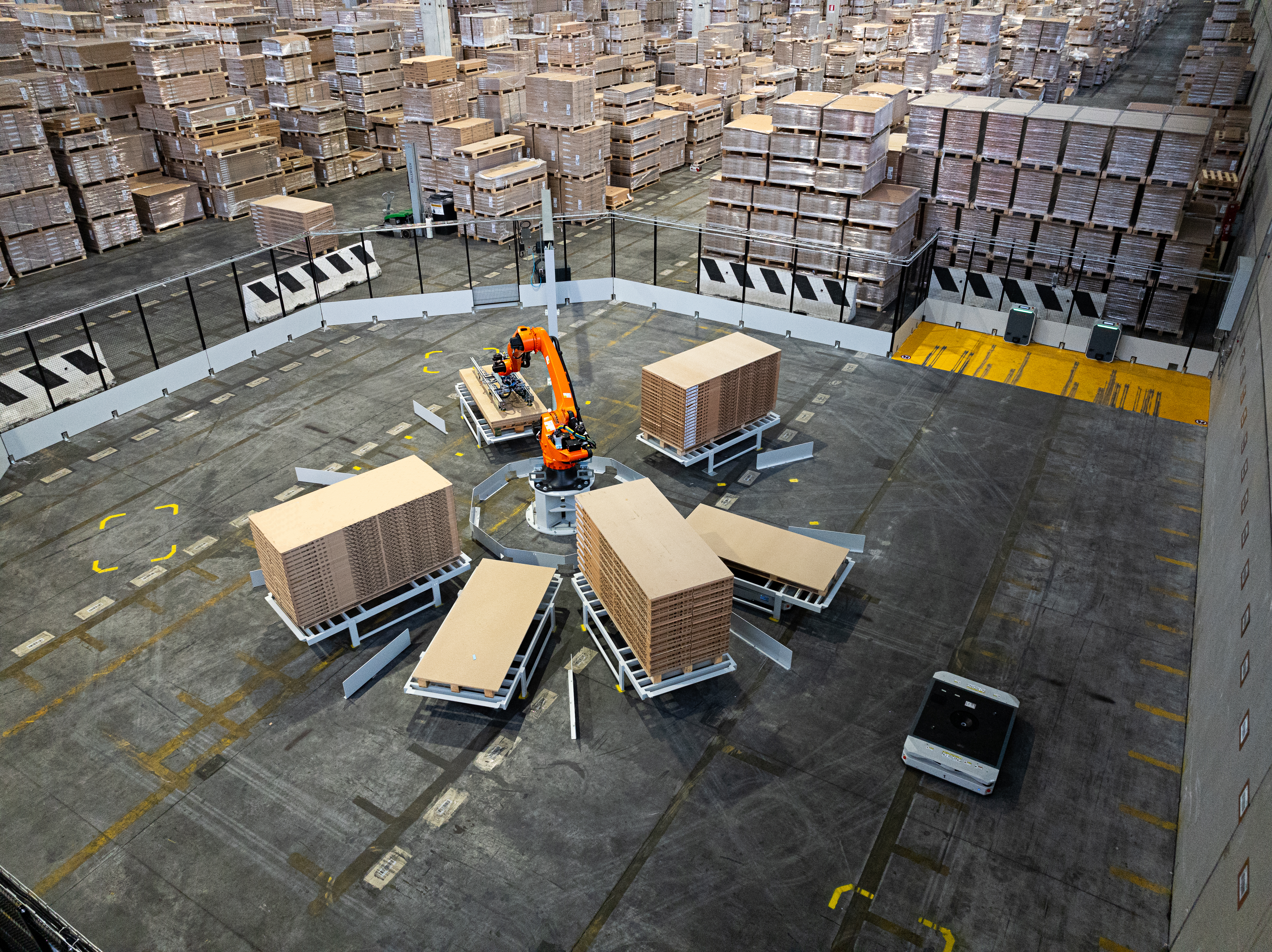 Collaboration between AMR and stationary robotics