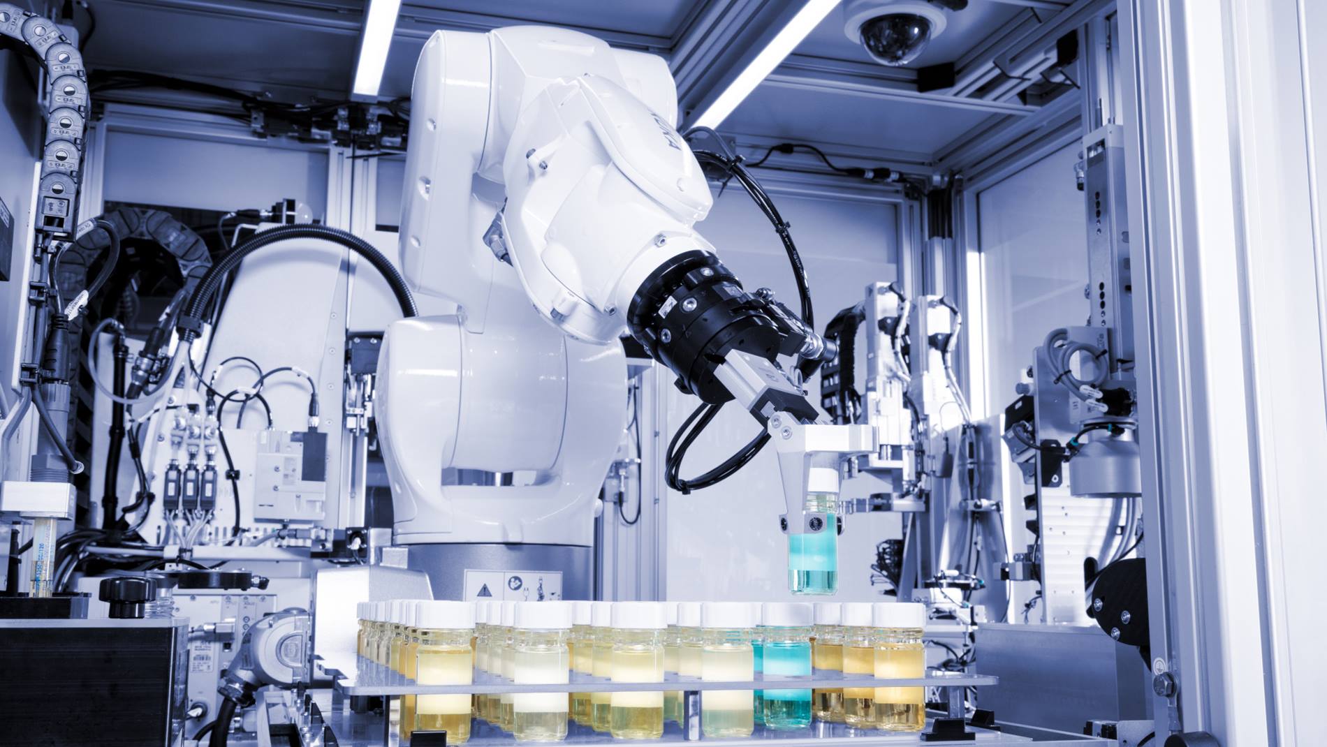 KR AGILUS prüft Laborproben