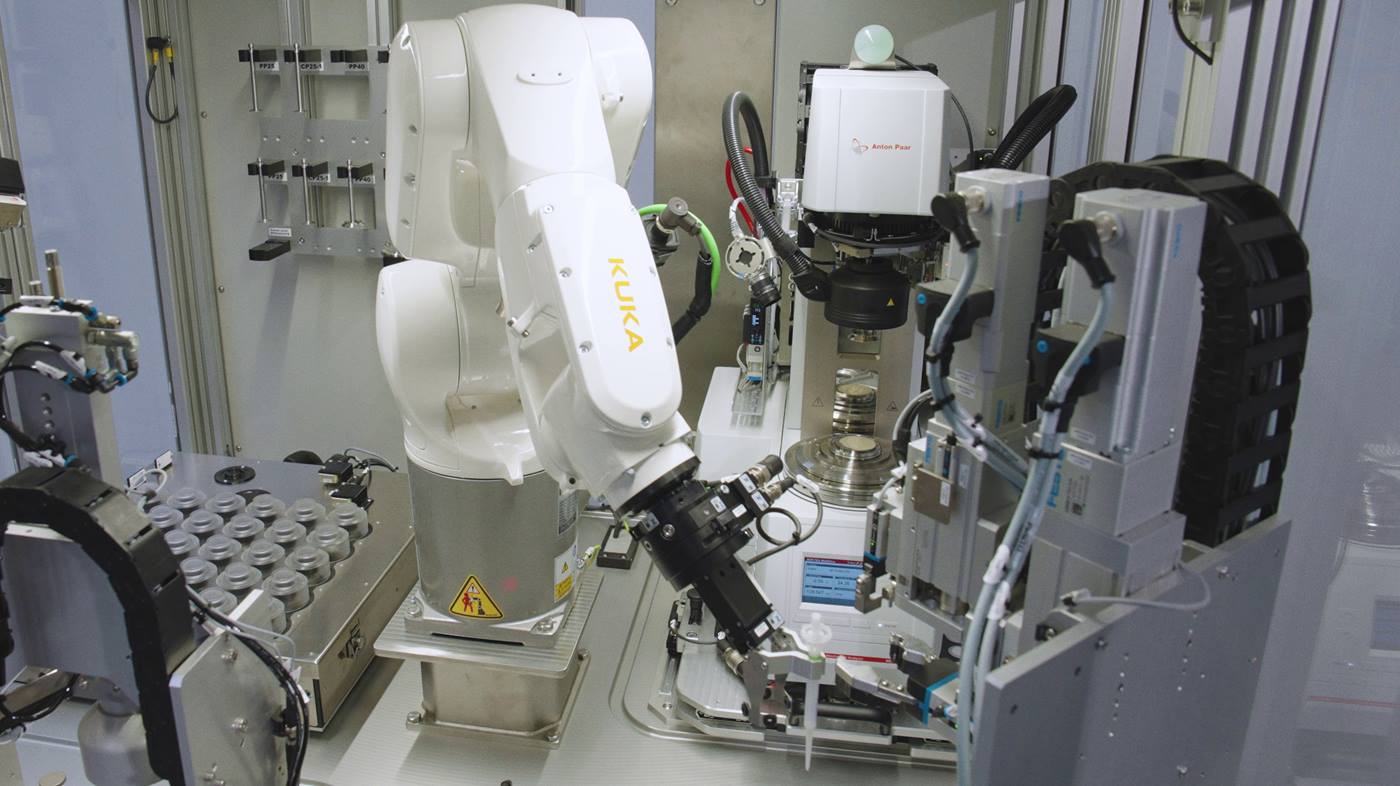 KR AGILUS greift Proben