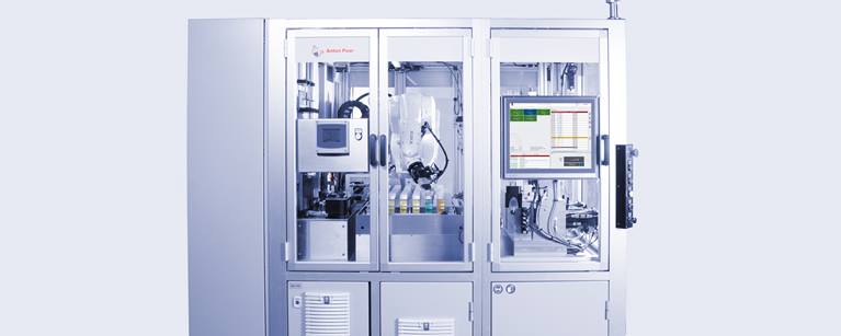 KUKA Roboter arbeitet bei Anton Paar als Laborassistent