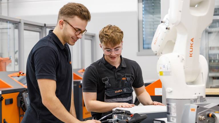 KUKA Education bietet praxisnahe Ausbildungslösungen für Schüler und Studenten mit branchenüblicher Hard- und Software.