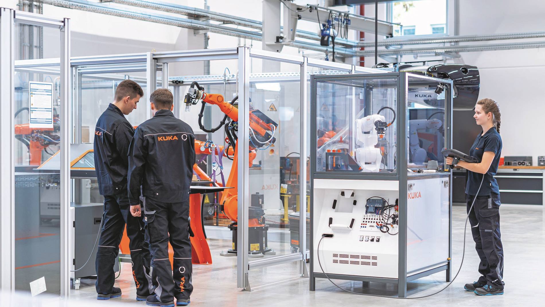 Bei Schulungen vor Ort bei KUKA werden Lehrkräfte auf den Robotik-Unterricht vorbereitet