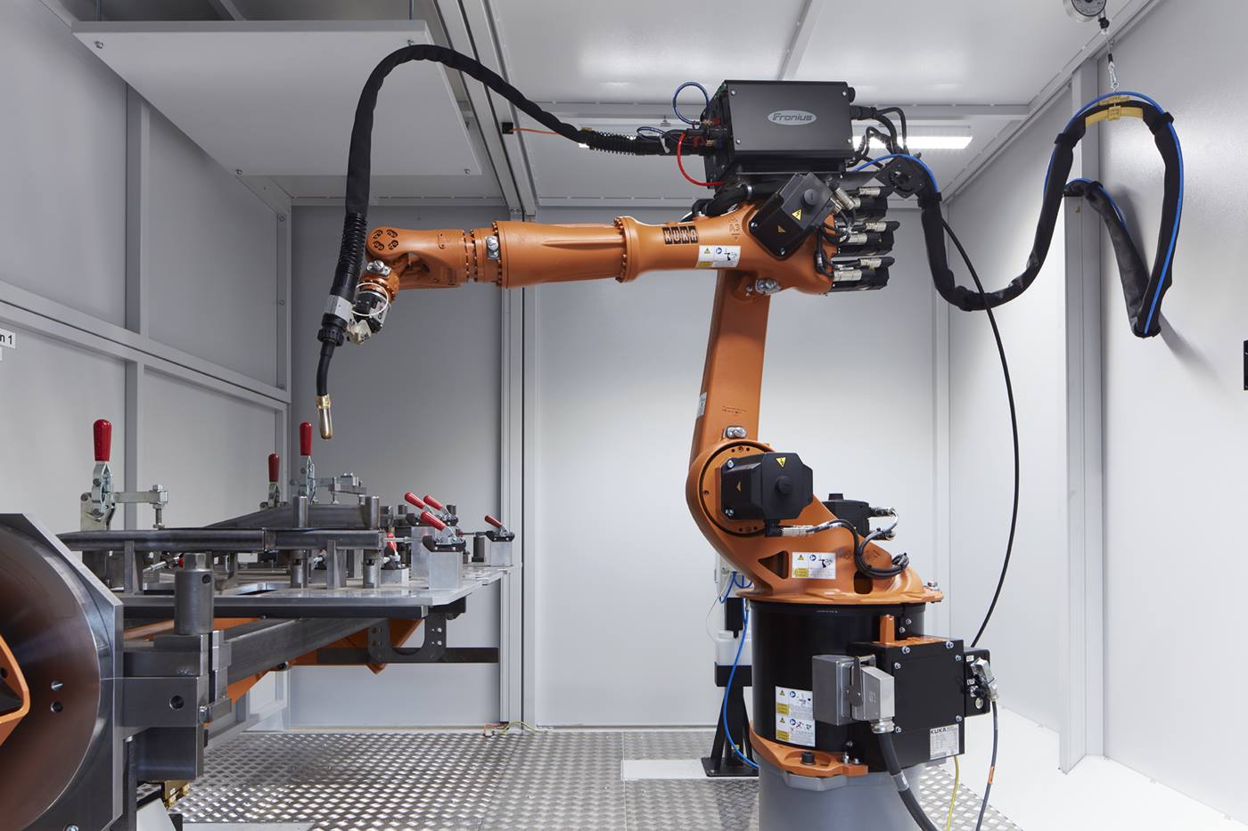 Калибрационные роботы. Лазерные трекеры в машиностроении. Лазерная калибровка робота. 3д сканирование для контроля геометрии. Калибровка робота кука.