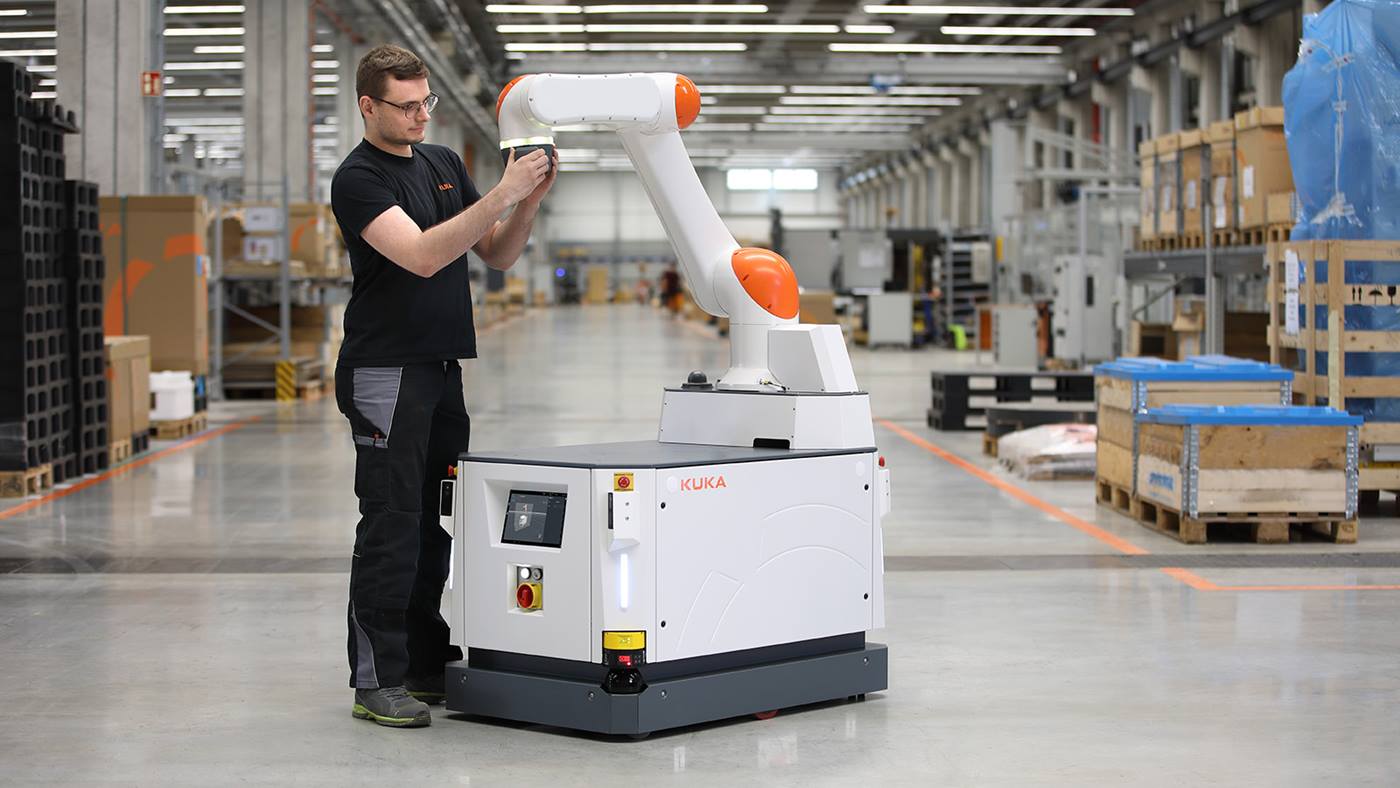 Employee teaches the cobot of the KMR iisy