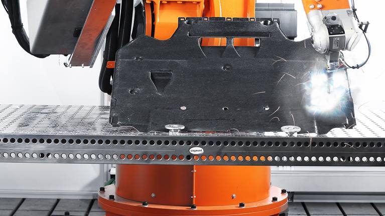 Díky robotu lze řezat jak silnější plechy, tak i mikrometrově přesné řezné hrany.