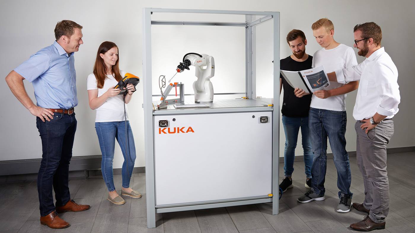 Kursteilnehmer an der KUKA Trainingszelle für Universitäten, Hochschulen und Ausbildungsbetriebe