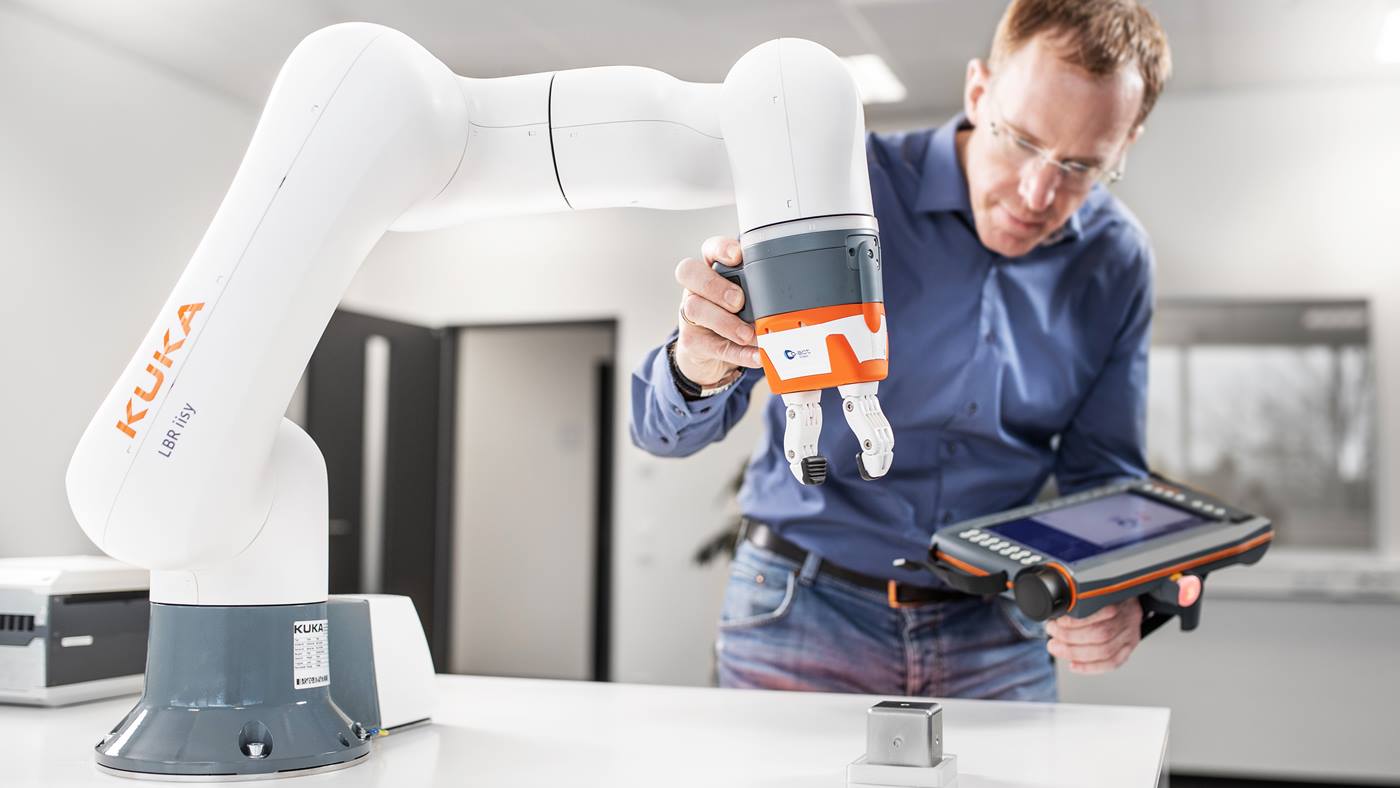 employee-operated-mobile-collaborative-cobot