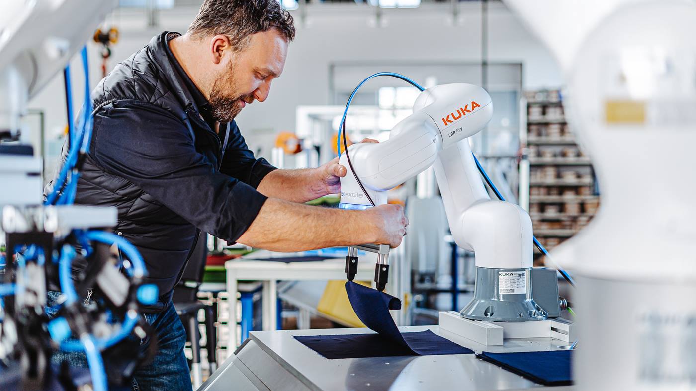 KUKA LBR iisy Cobot Roboter für die automatisierte Textilproduktion