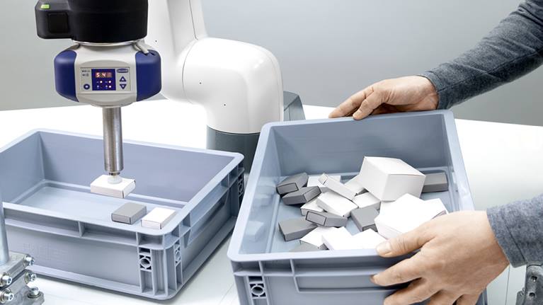 De collaboratieve robot overschrijdt de vooraf ingestelde kracht die voor de taak nodig is, niet.