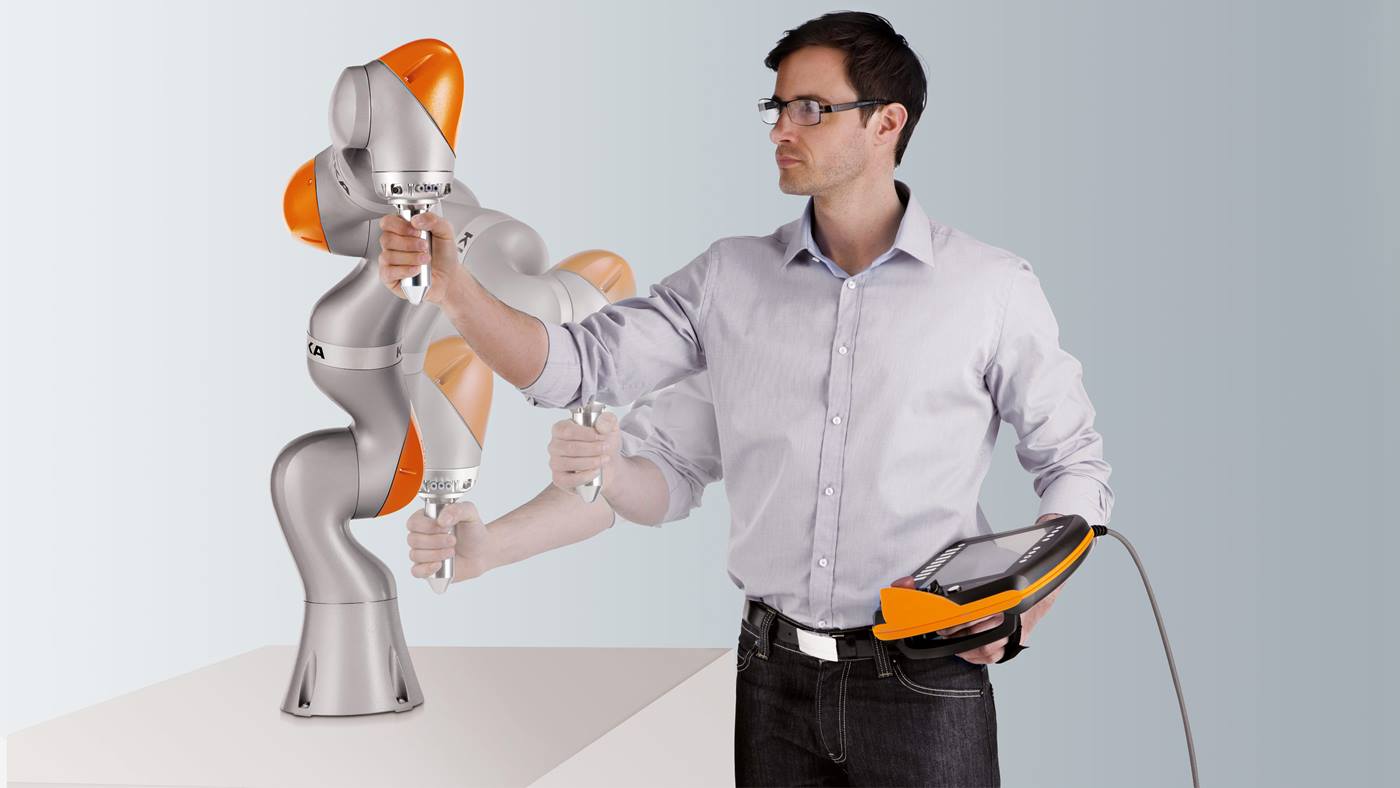 Industrie 4.0 bij KUKA: met de LBR iiwa is een directe samenwerking tussen robot en mens mogelijk.