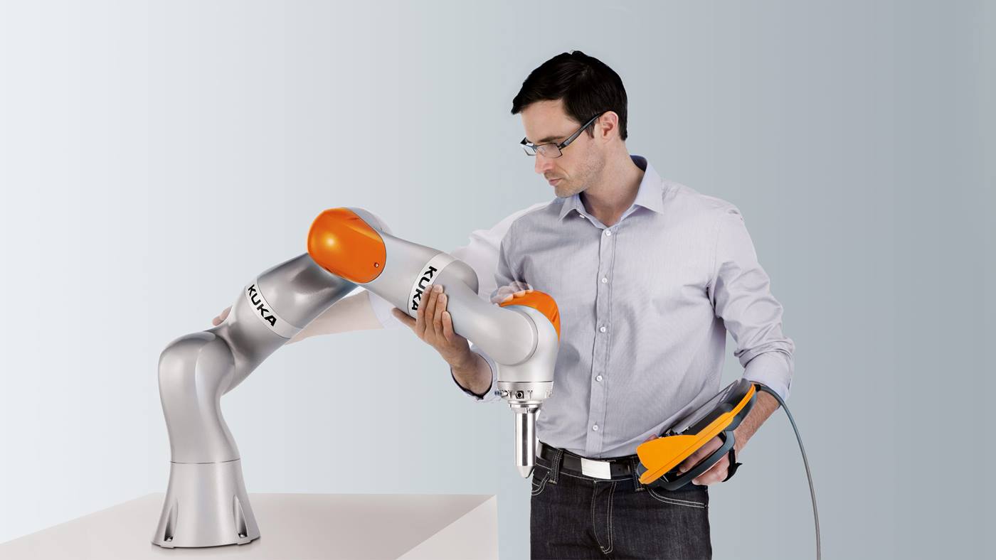 Mensch-Roboter-Kollaboration mit dem LBR iiwa, Mensch berührt Leichtbauroboter