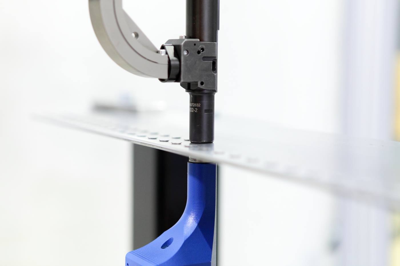 Automated selfpierce riveting with KUKA ready2_rivet KUKA AG