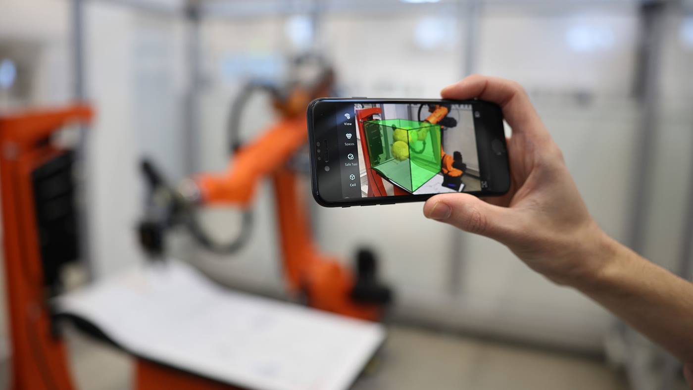 Quick and safe commissioning of robots via smartphone app