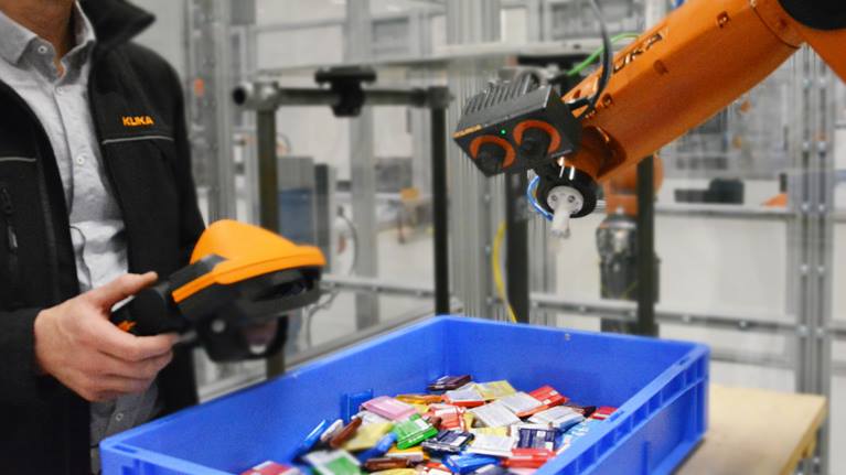 KUKA Roboter mit intelligenten Kameras automatisieren Produktion | KUKA