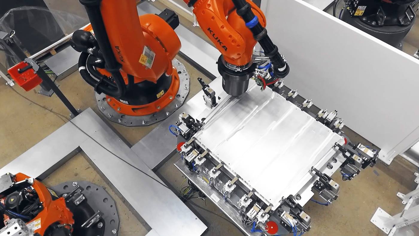 Hàn tự động vỏ pin bằng robot trong quy trình sản xuất ô tô điện