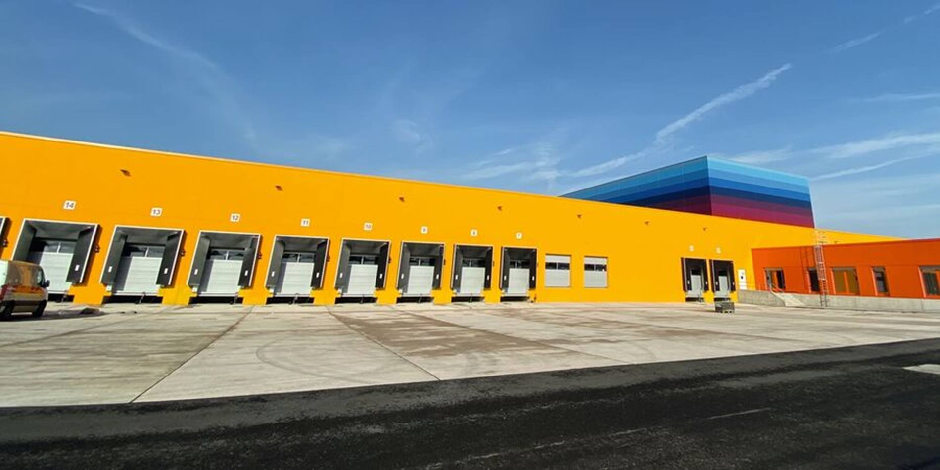 The new distribution center from dm drogerie markt in Berlin with fully automated case picking and palletizing